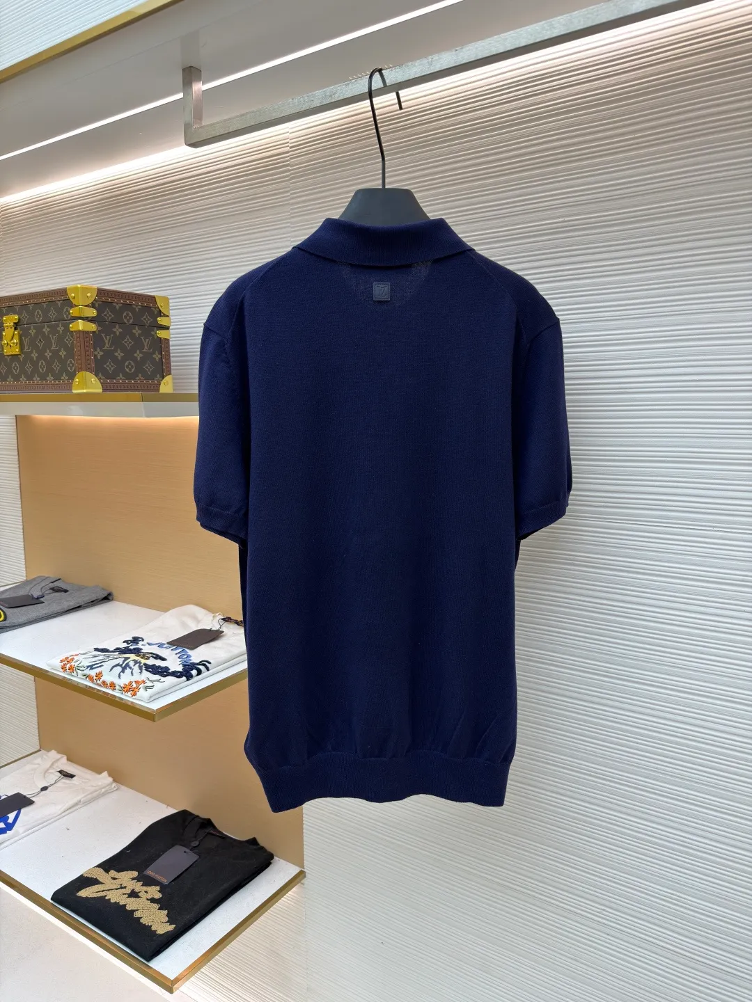 LOUIS VUITTON leather label polo shirt ●Original version: Purchased and developed for 11300 ●Item number: 1681738-A45 ●Fabric: wool blended fabric ●Technology: knitted ●Color: navy blue ●Version: fitted version ●Weight: about 250 grams ●Size: XS-S-M-L ●Description: This short-sleeved shirt is made of 2/45 wool blend, composed of 14-needle yarn and 1 stretch silk fabric piece, and 20-needle plate stitching. The weaving time is 90 minutes. After washing, you need to iron the bra first and then button it. This will make it smooth and beautiful. After buttoning, you need to embroider it. A fine silk-wool blend knit in calm tones, embroidered and leather logo patches decorate the left hem and back. It can add a preppy touch to business attire, or pair with tailored separates or slacks for a modern look. The overall wiring is straight and delicate, the fabric is comfortable and soft, and the color is consistent without color difference. It can be matched with the same style to create a fashionable look and control various occasions. Customized accessories, complete with three standards, same style for men and women!